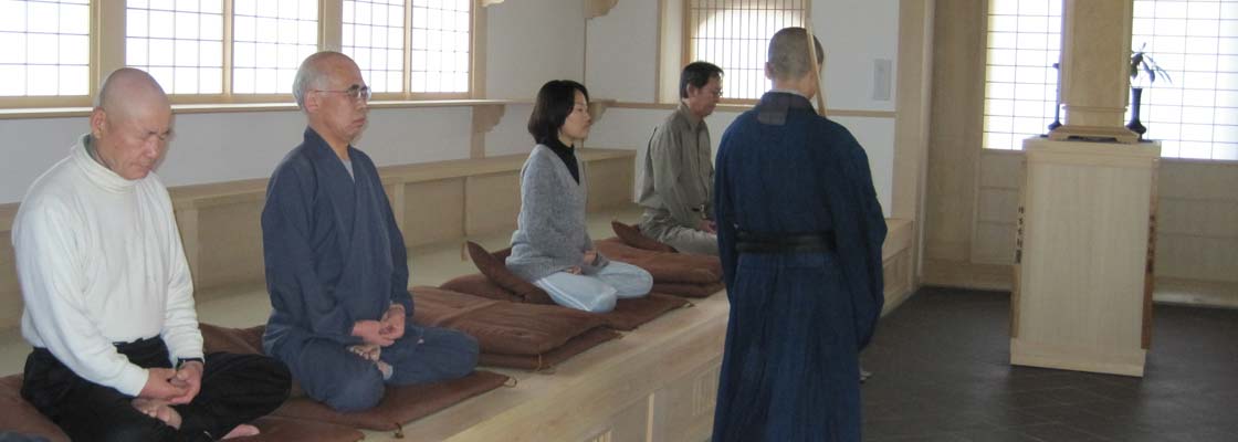 お寺で坐禅体験